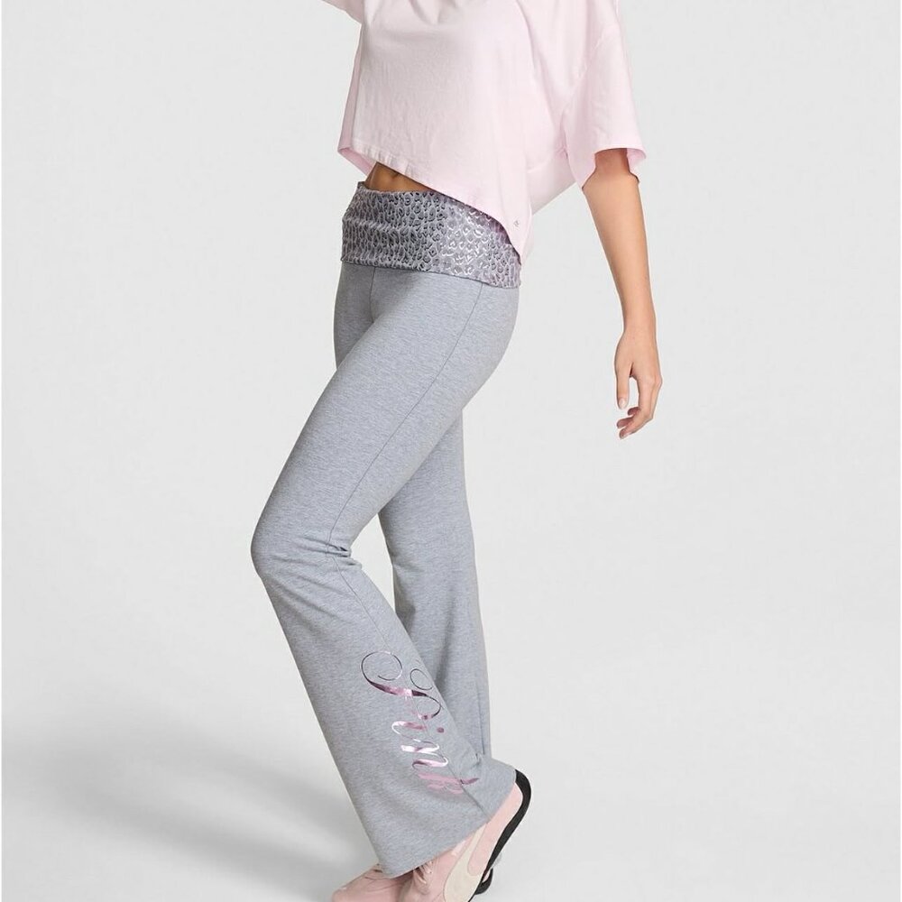 VS PINK GREY LEOPARD PRINT WAISTBAND FLARE LEGGINGS & FOIL SCRIPT LOGO IN MEDIUM